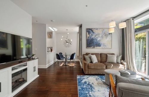 Belltown Condo | Immaculate Modern 2BR Condo with Pool & Parking!