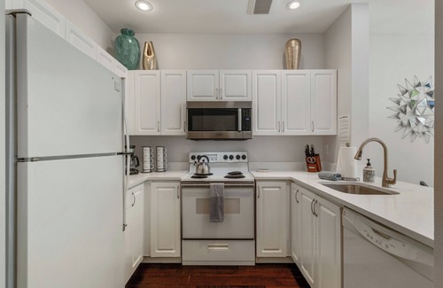 Belltown Condo | Immaculate Modern 2BR Condo with Pool & Parking!