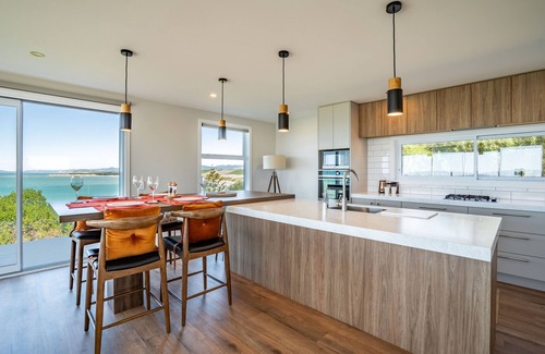 Kakanui House | Immaculate Modern House with Stunning Ocean Views. Perfect for Friends & Couples
