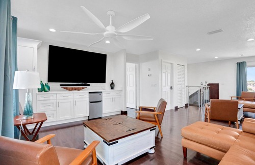 Painters Hill House | Immaculate, modern stay steps to beach with amazing ocean views