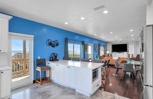 Painters Hill House | Immaculate, modern stay steps to beach with amazing ocean views