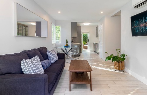 Colee Hammock Apartment | Immaculate One-Bedroom Vacation Rental- WALK TO LAS OLAS