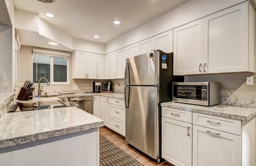 Montgomery Estates Cabin | Immaculate Retreat- bonus family room, deck and yard.