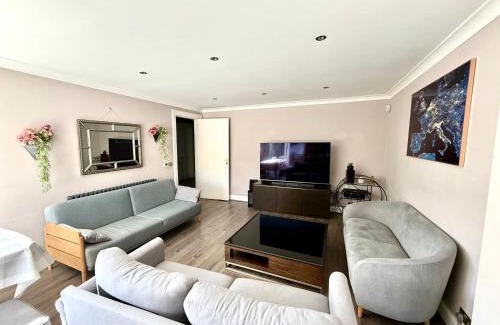 Gilmerton Apartment | Immanuel House - Modern Luxury Victorian Home 1872 - Free Parking & SuperFast Fibre Optic WiFi