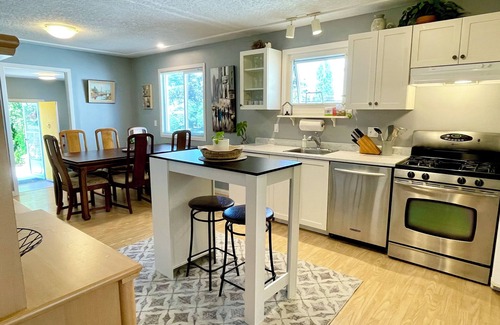 Sidney House | Impeccable Cleanliness Family & Pet Friendly Large Deck House Near YYJ & Ferry