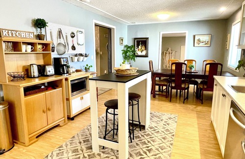 Sidney House | Impeccable Cleanliness Family & Pet Friendly Large Deck House Near YYJ & Ferry