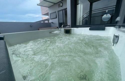 Taman Melaka Raya Apartment | Imperio Residence Melaka - Private Jacuzzi with Seacityview stay with Wifi