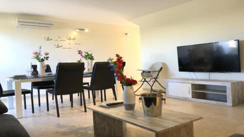 San Jorge House | Impresionante alojamiento compuesto por 2 Chalets Adosados de lujo para 14 personas Piscina con CIRCUITO SPA
