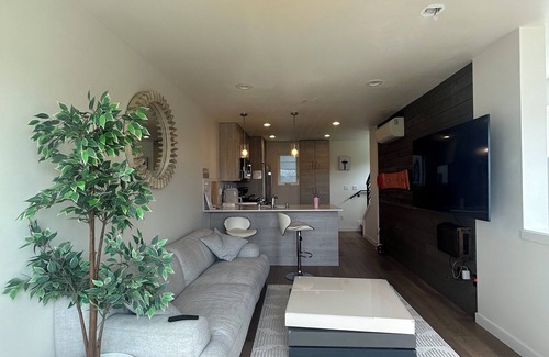Whittier Heights House | Impressive Modern 3-bedroom townhome with WiFi and AC in lovely Ballard Seattle