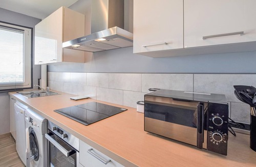 Claude Decaen Apartment | In a central location of Caen, this bright and compact studio apartment welcomes you.