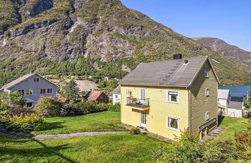 Ardalstangen Apartment | In Årdalstangen welcomes you this modern apartment with fjord view.