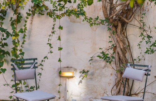 Sacramento Apartment | In Chiado quarter, the luxury of a patio and a garden in a refined cozy flat