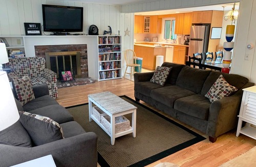 East Falmouth House | In Ground Pool, A/C, 4+BR, 3BA, Wifi, Game Room. Sleeps 10-12, strong wifi