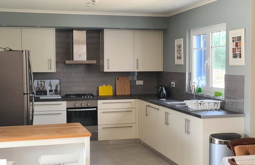Obidos House | In regenerating natural surroundings close to all amenities spacious new single-storey house