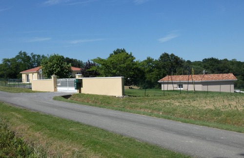 Pouillon Apartment | In the countryside, 4-bedroom apartment with swimming pool