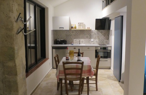 Serignan-du-Comtat Apartment | In the heart of a Provencal village, a converted semi-troglodyte cabin!