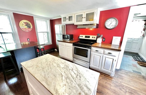 East Dorset House | In the Heart of East Dorset, Featuring a game house and a Hot Tub!