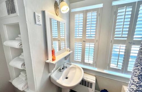 East Dorset House | In the Heart of East Dorset, Featuring a game house and a Hot Tub!
