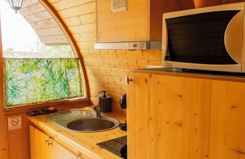 Chanos-Curson Cabin | In the quiet countryside, surrounded by vineyards, a comfortable air-conditioned Tonneau.
