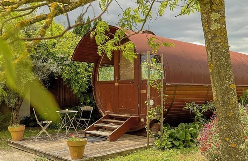 Chanos-Curson Cabin | In the quiet countryside, surrounded by vineyards, a comfortable air-conditioned Tonneau.