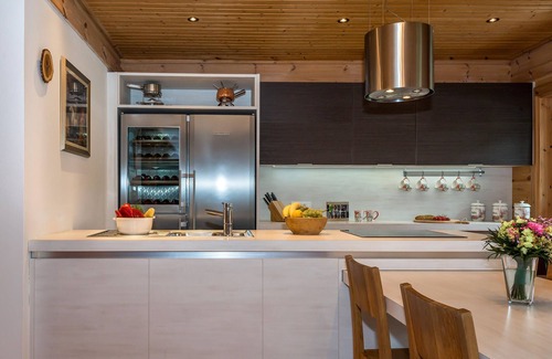 Obcina Brezovica House | In the small village of Rakitna near Ljubljana, this comfortable wooden vacation home awaits you.