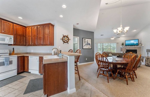 Hollister Condo | Incredible 2 bed/2 bath penthouse condo scenic natural views