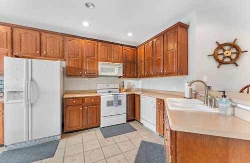 Hollister Condo | Incredible 2 bed/2 bath penthouse condo scenic natural views