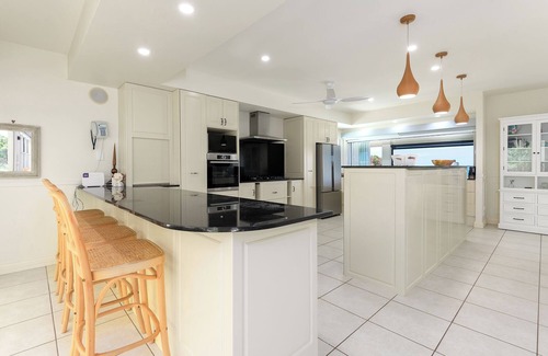 Oak Beach House | Incredible Beachfront home, 10 min to Port Douglas