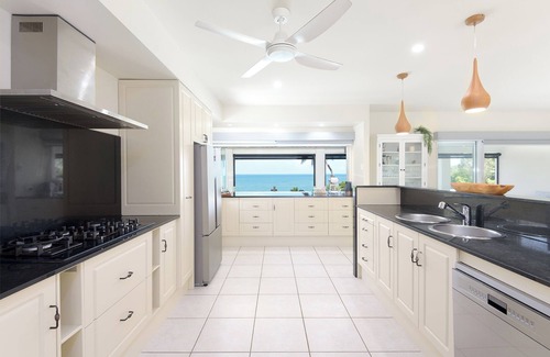 Oak Beach House | Incredible Beachfront home, 10 min to Port Douglas