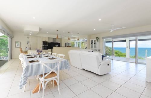 Oak Beach House | Incredible Beachfront home, 10 min to Port Douglas