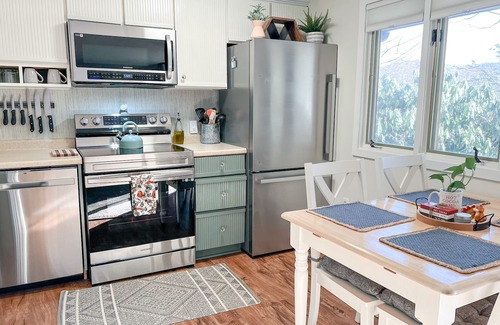 Sugar Mountain Condo | Incredible Condo, Next Door to Ski/Tubing/Golf/Tennis with Seasonal Mtn View!