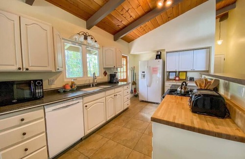 Keauhou House | Incredible He'eia Bay Pool Home w/hot tub for 16!