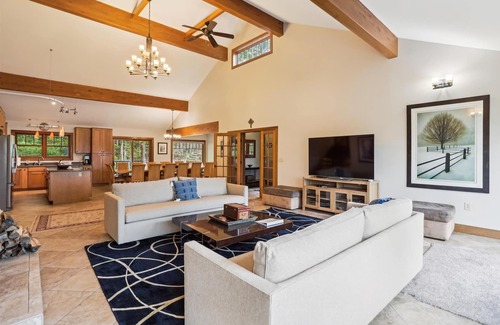 Northface House | Incredible mountain home. Walk to Timberline Mountains Salamander Trail!