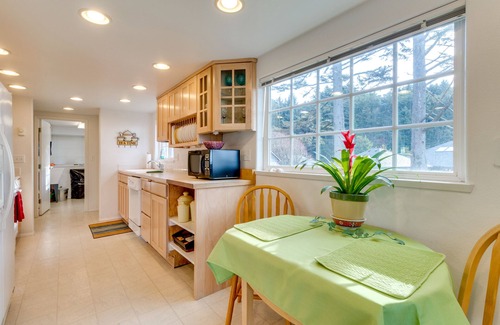 Oceanside Apartment | Incredible Ocean Views, Free WiFi - Great Location
