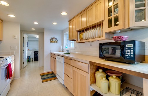 Oceanside Apartment | Incredible Ocean Views, Free WiFi - Great Location