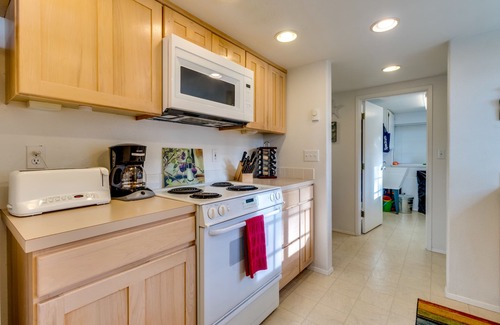 Oceanside Apartment | Incredible Ocean Views, Free WiFi - Great Location