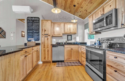 Beech Mountain House | Incredible View, Hot Tub, Close to Everything!