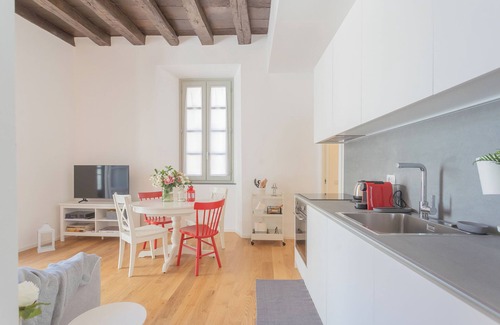 Como City Centre Apartment | Independence Apartment with Balcony