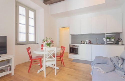 Como City Centre Apartment | Independence Apartment with Balcony