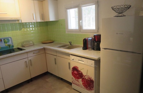 Saint-Saturnin-les-Avignon House | Independent apartment, quiet hill with pool