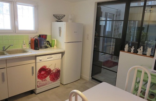 Saint-Saturnin-les-Avignon House | Independent apartment, quiet hill with pool