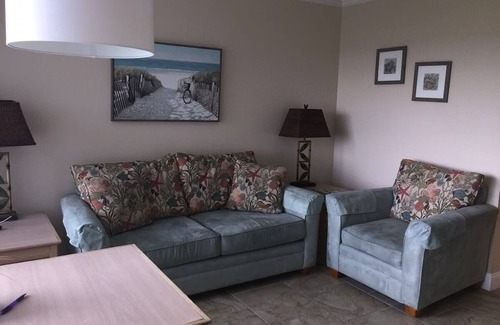 Indialantic By The Sea Resort | Indialantic Charm: Relaxing Room with Seaside Ambiance | Balcony