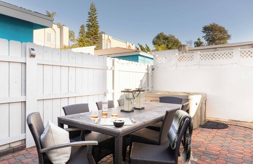 Crown Point Cottage | Indigo By Avantstay Sleek & Charming Home 2 Blks From Bay w/Hot Tub!
