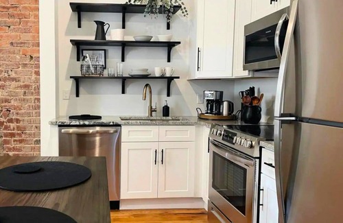MLK University Apartment | Indigo Flat: Chic Retreat in Downtown Chattanooga