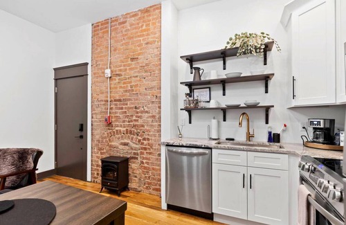 MLK University Apartment | Indigo Flat: Chic Retreat in Downtown Chattanooga