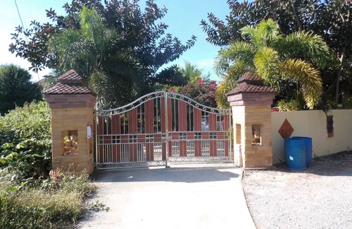 Ban Phe House | Individual living in 'mini-resort' with pool, near Koh Samet