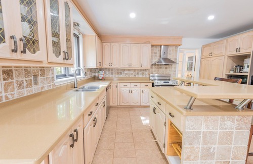 Bobcaygeon Villa | Indoor heated pool, Games room, Yoga, Privacy, Fire Pit, 7 bedrooms, Starlink