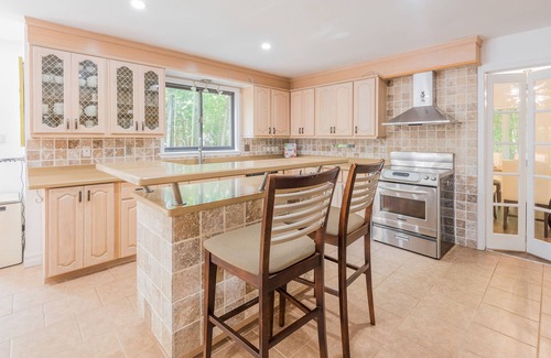Bobcaygeon Villa | Indoor heated pool, Games room, Yoga, Privacy, Fire Pit, 7 bedrooms, Starlink