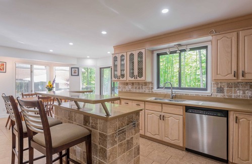Bobcaygeon Villa | Indoor heated pool, Games room, Yoga, Privacy, Fire Pit, 7 bedrooms, Starlink