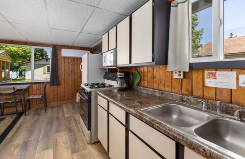 Chippewa Lake Cabin | Indoor Pickleball!—Cozy Cabin for Two